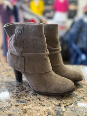 BCBG Paris Cinnelia Suede Ankle Boots Brown Slouch Heel Booties Size 7B